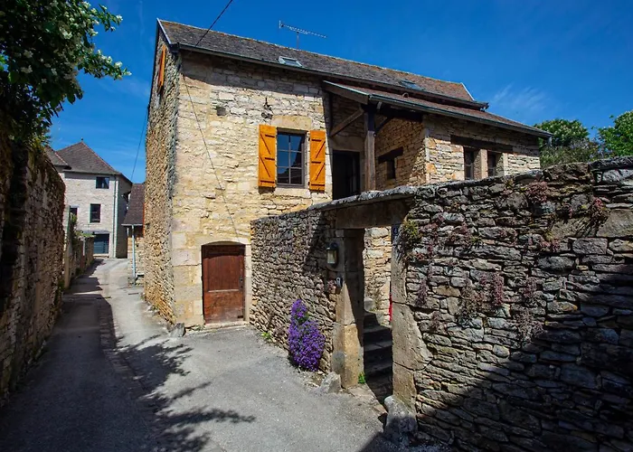 Maison En Pierres Au Coeur Du Village Medieval De Villeneuve