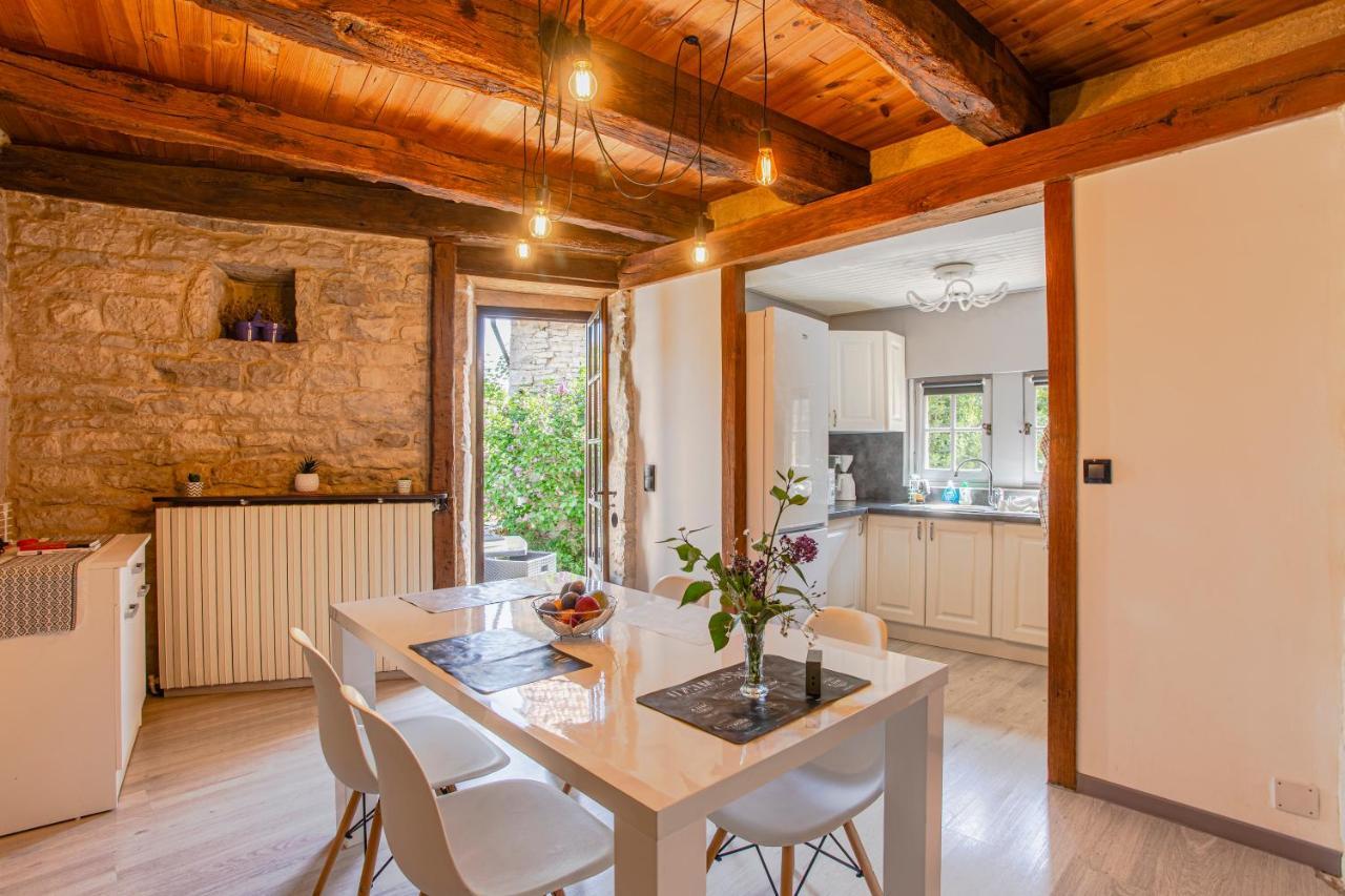 Vakantiehuis Maison En Pierres Au Coeur Du Village Medieval De